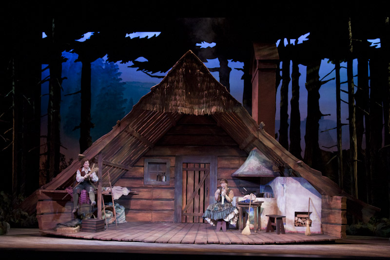 Hansel and Gretel Synopsis Middle Image 01