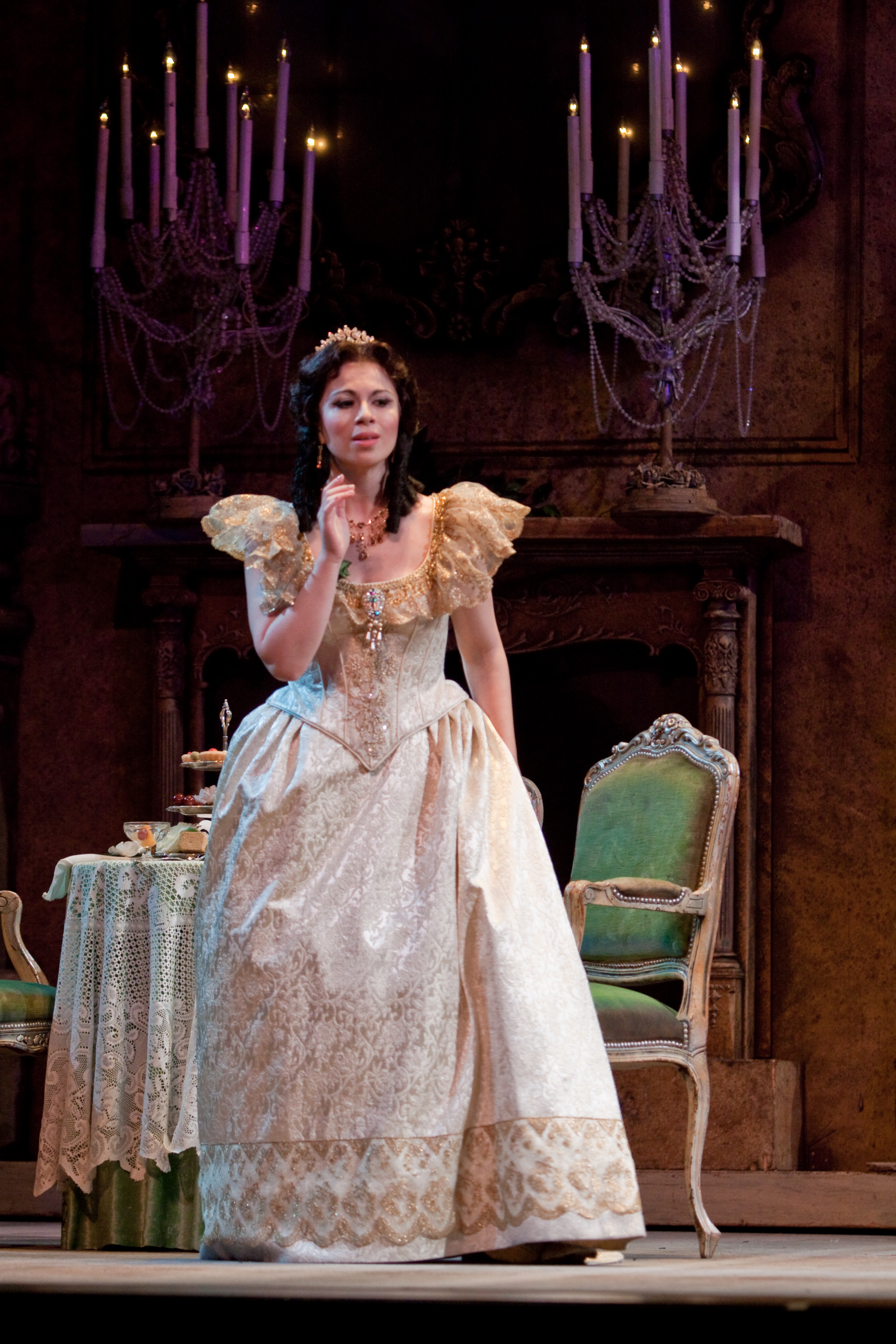 La traviata Middle Image 02